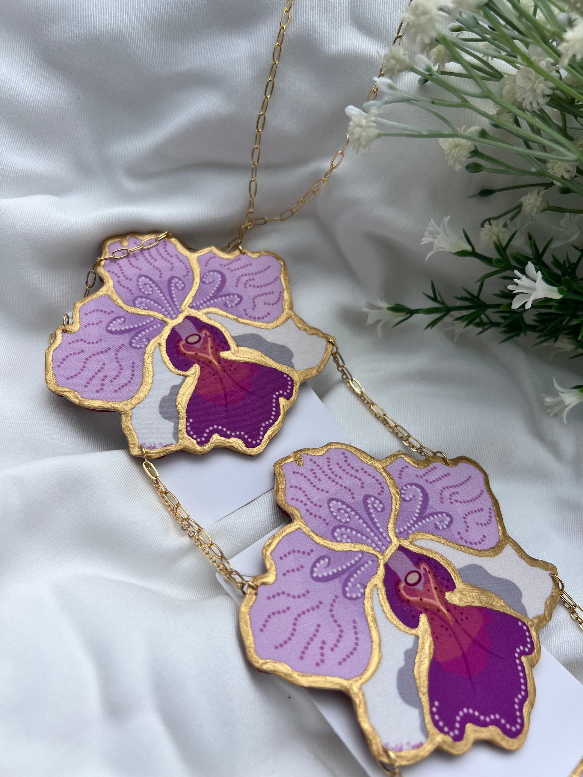 Vanda Miss Joaquim Inspired Dokoh Kerongsang Motif Approx Size: 9.5CM
