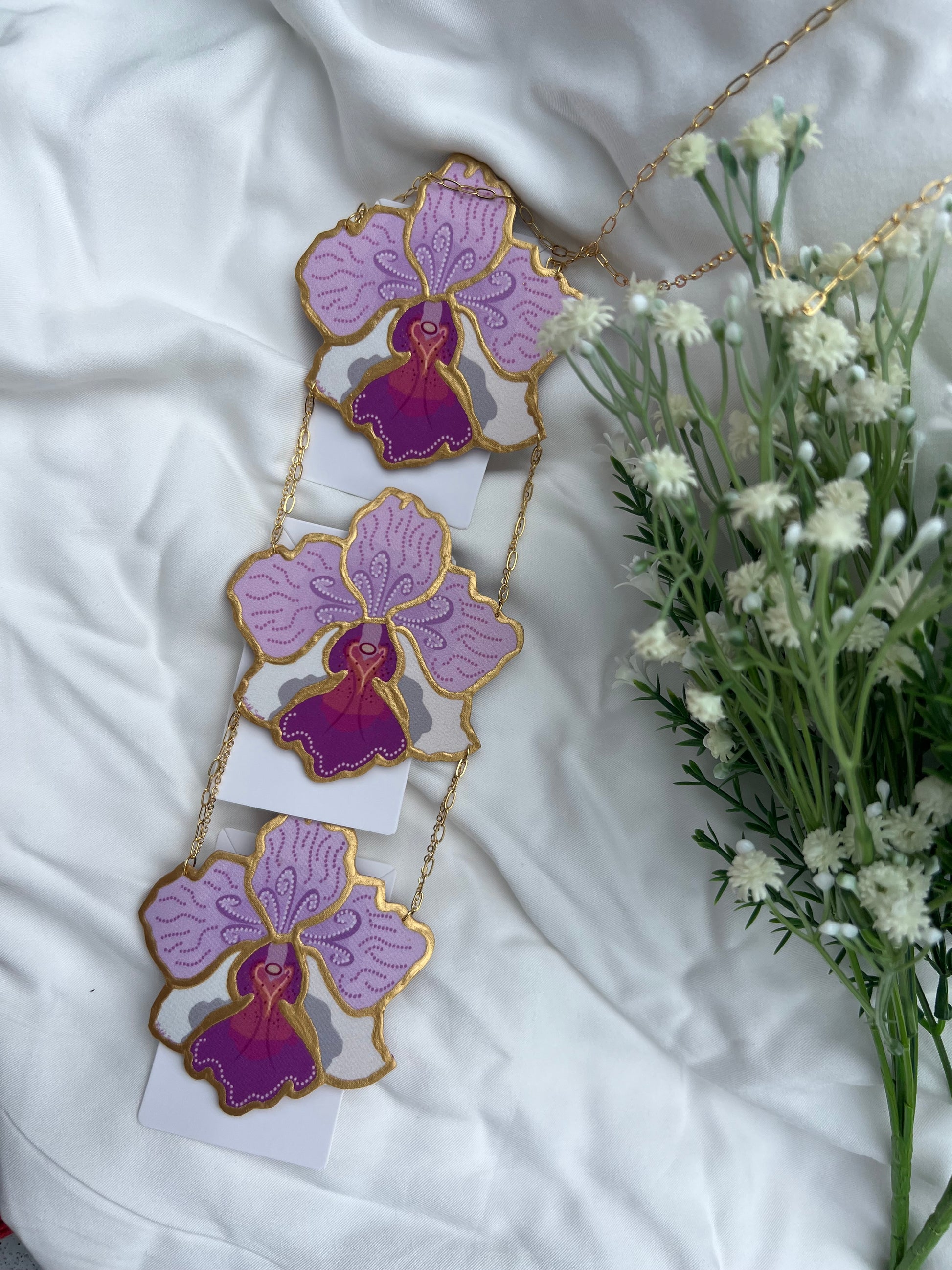 Vanda Miss Joaquim Inspired Dokoh Kerongsang Motif Approx Size: 9.5CM