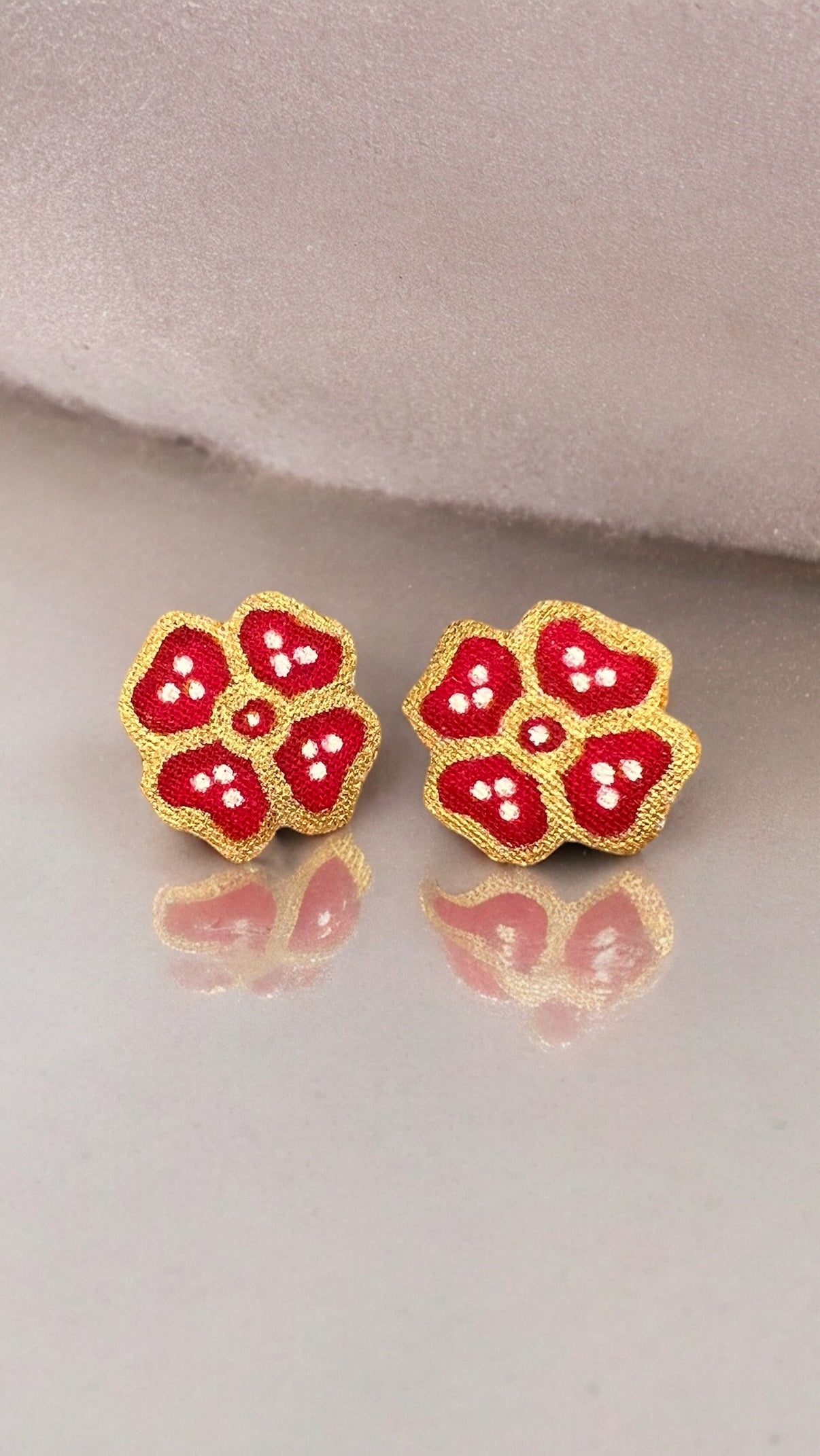 Lucky Clover (Black, Red)