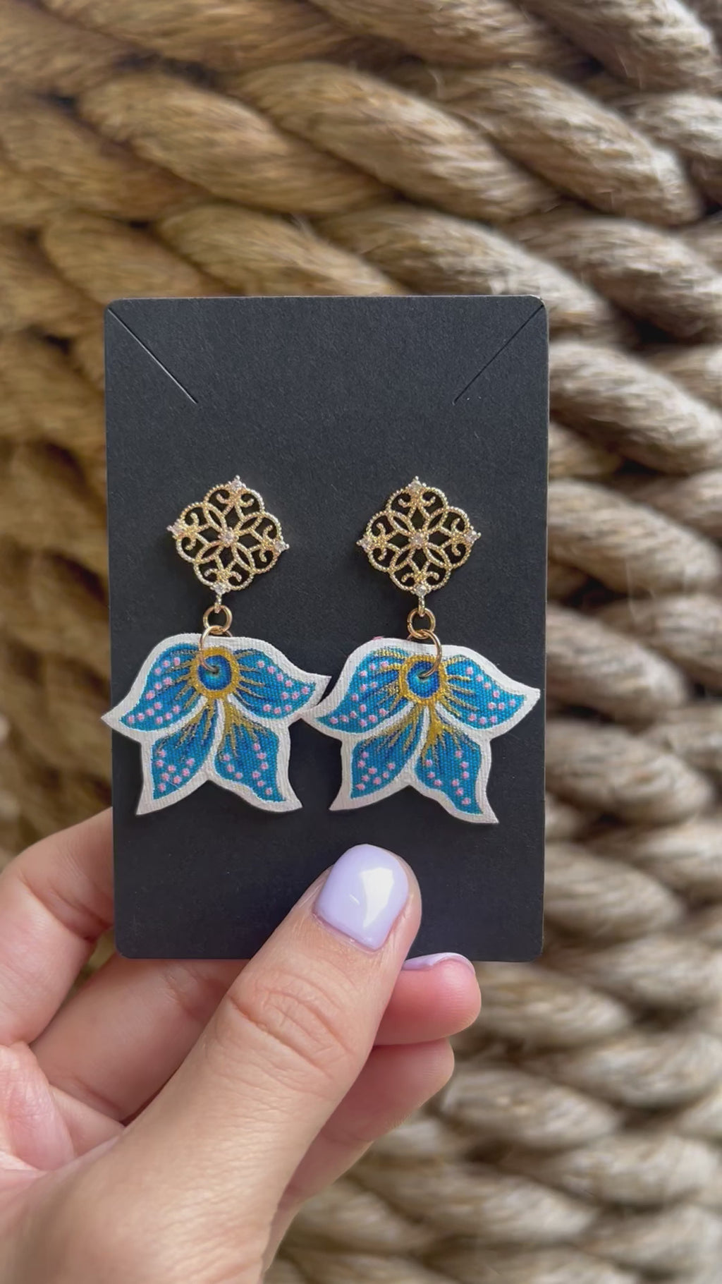 Four Leaf Flower Sky Blue Pink Details